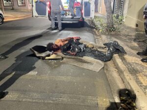 O morador em situação de rua foi encontrado deitado em cima de um tapete