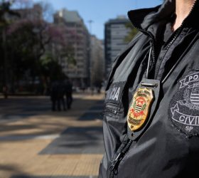 Central de golpes é descoberta pela Polícia Civil em imóvel de luxo; 10 são presos