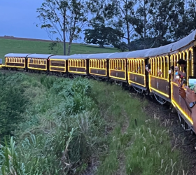 Maria Fumaça: trem de Natal leva magia e encantamento aos moradores e turistas da região