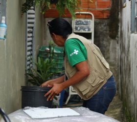 Hortolândia vistoria armadilhas contra Aedes aegypti montadas em residências do Jardim São Sebastião