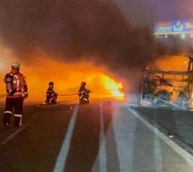 Ônibus de transporte coletivo pega fogo na Rodovia Santos Dumont, em Campinas