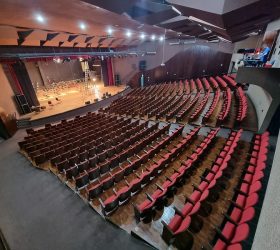 Teatro Municipal de Americana recebe comédia musical “Forever Young” neste sábado