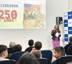 Prefeito Chico de Americana abre exposição fotográfica em celebração aos 250 anos de independência dos EUA