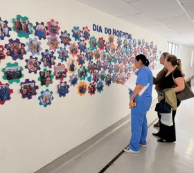 HM de Americana homenageia profissionais com mural de fotos no Mês do Hospital