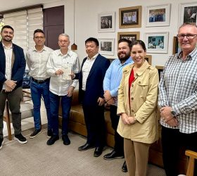 Prefeito Chico recebe convite oficial para inauguração da fábrica da multinacional chinesa YAPP em Americana