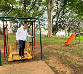 Vereador Everton Ferreira solicita manutenção em brinquedos e áreas verdes do Bosque Prefeita Maria Thereza