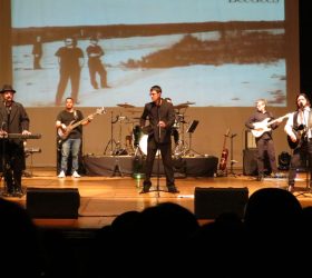 Teatro Municipal Lulu Benencase recebe tributo aos Bee Gees neste sábado (14)