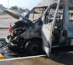 Van pega fogo no estacionamento do Aeroporto de Viracopos e fica destruída