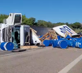 Tombamento de carreta carregada com silicone bloqueia totalmente a SP-101 em Hortolândia