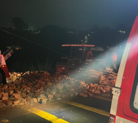 Motorista morre após caminhão cair em ribanceira em Limeira