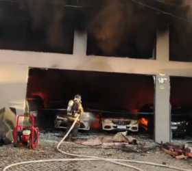  Incêndio de grandes proporções atinge loja de veículos e destrói carros em Piracicaba