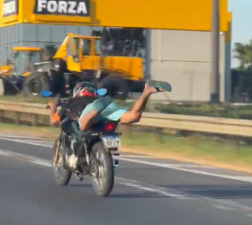 Motociclistas são flagrados fazendo manobra perigosa na Rodovia Santos Dumont, em Indaiatuba
