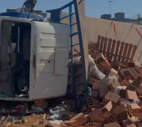 Caminhão carregado com tijolos tomba após falha nos freios em Indaiatuba