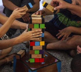 Praia dos Namorados recebe evento sobre jogos tradicionais em madeira neste domingo