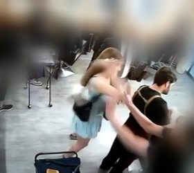 Cliente é detida após esfaquear cabeleireiro por insatisfação com procedimento em salão de SP
