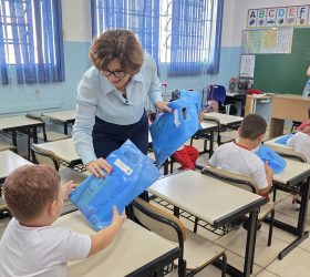 Crianças da rede municipal de Cordeirópolis retornam às aulas e recebem novos uniformes