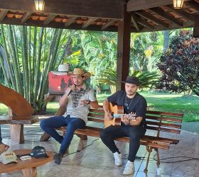 Thiago Castelli se apresenta no programa Viola Brasil da RFTV
