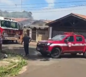 Incêndio destrói parte de residência em Piracicaba; idosa é resgatada por vizinhos