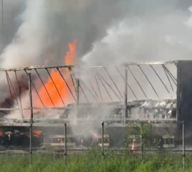 Caminhão carregado com óleo vegetal pega fogo e interdita Rodovia Anhanguera em Sumaré