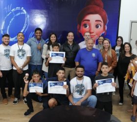 Prefeito Murilo Félix entrega Menção de Gratidão a jovens do Caps IJ após conquista no InterCaps em Limeira