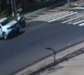 Viatura da PM e motocicleta colidem durante atendimento de ocorrência em Piracicaba