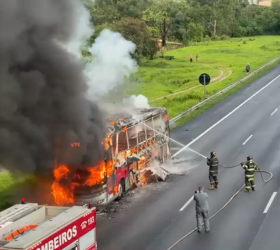 Ônibus pega fogo e causa congestionamento na Rodovia dos Bandeirantes em Campinas