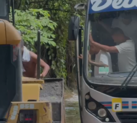 Detentos são resgatados com auxílio de uma pá carregadeira após ônibus ficar preso em alagamento em Campinas
