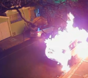 Land Rover Evoque é incendiada no Centro de Piracicaba; perícia investiga o caso