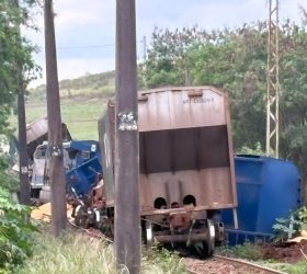 Sete vagões carregados de grãos tombam em linha férrea no bairro Tatu, em Limeira