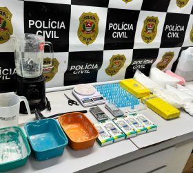 Polícia apreende mais de 9 kg de drogas e armas em “casa bomba” de Americana