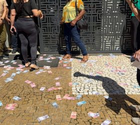 Manifestantes protestam em frente à Câmara de Piracicaba durante votação de mudanças no IPTU e outros impostos