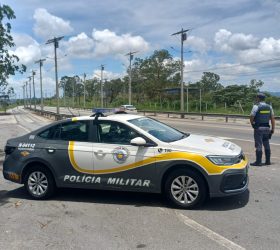 Motorista fica preso às ferragens após caminhão tombar em entroncamento de rodovias em Cordeirópolis