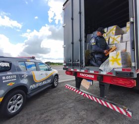 PM Rodoviária apreende quase uma tonelada de maconha escondida em carga de óleo vegetal no interior de SP