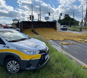 Caminhão com 10 toneladas de laranjas tomba e espalha carga na SP-147, em Limeira