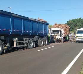 Carga de madeira cai após colisão entre caminhões e atinge carro e motocicleta na SP-304, em Santa Bárbara