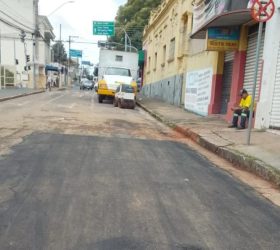 Rua Tiradentes é liberada após manutenção em rede de água pluvial no Centro de Limeira