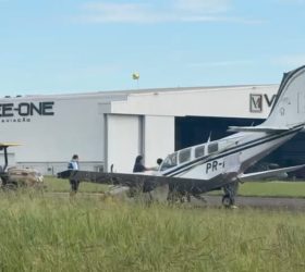 Avião faz pouso de emergência após colidir com pássaro em Campinas