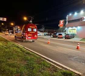Motociclista e passageira caem após colisão com Volkswagen Gol em Limeira