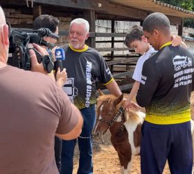 Heitor recebe uma nova pônei de presente, a Cacau