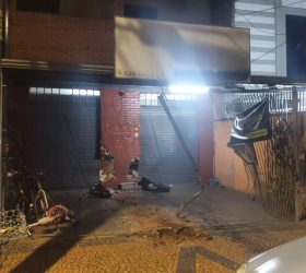 Motorista foge após colidir caminhonete contra comércio em Americana