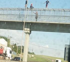 Homem sobre passarela na Rodovia Anhanguera mobiliza equipes de emergência em Araras