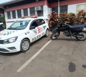 Quatro menores são apreendidos após tentativa de fuga com moto furtada em Limeira