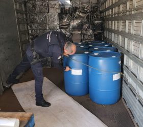 Vigilância Sanitária encontra produtos irregulares e caminhão clandestino em empresa interditada em Limeira