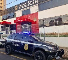 Vídeo mostra vítima sendo seguida por trio antes de assassinato; dois suspeitos foram presos e mandante está foragido em Piracicaba