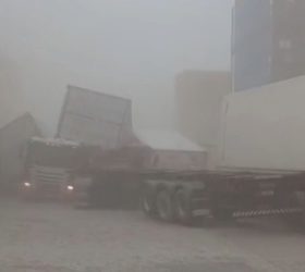 Ventania de 100 km/h mata homem e provoca destruição em Santos