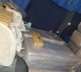 Dupla é presa na capital com quase 400 tijolos de maconha escondidos em cabine de caminhão