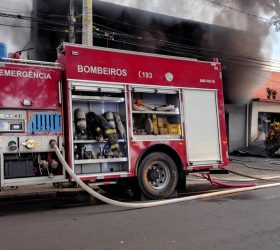 Homem é preso após incêndio destruir loja de veículos em Piracicaba; 25 carros e seis motos foram queimados