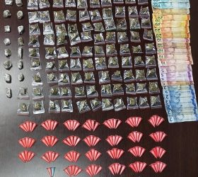 Adolescente é apreendido e drogas são apreendidas em ponto de tráfico no Jardim Primavera, em Leme
