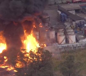 Incêndio de grandes proporções atinge fábrica de solventes e provoca explosões em Itaquaquecetuba