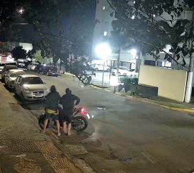 Câmera flagra dupla furtando motocicleta em poucos segundos em Limeira